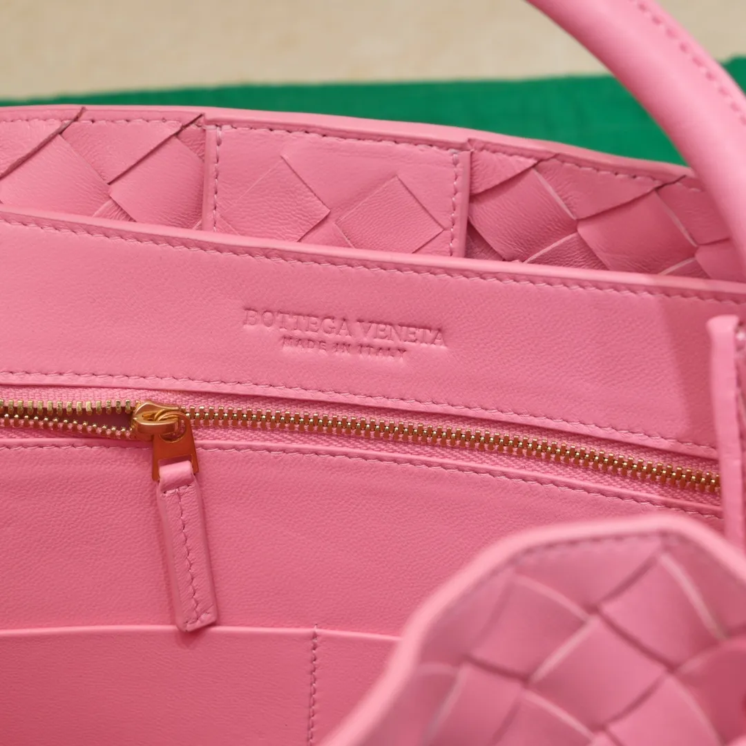 The 2023 new Andiamo batch of 2260 BV has been shipped‼ ️Really popular🔥The new Andiamo woven handbag launched by Bottega Veneta this season is really popular all over the world! ! Celebrities at home and abroad have worn it, and Oscar-winning actress Michelle Yeoh has taken it out on the street. Song Jia, Trai Yara, Yu Feihong, Sanji Ayaka, Rosie Hunting-Whiteley, Yoshioka Riho, etc. have all picked up this bag. It is classic and versatile, showing off its temperament, and the bag capacity is also large, which is very convenient for daily commuting! ! A variety of carrying methods, the shoulder straps can be adjusted by yourself, the original lambskin feels soft and delicate, and the unisex style breaks gender boundaries and brings a more practical and longer-lasting use experience. Andiamo, which has both elegant and casual styles, perfectly interprets the true appearance of "fashionable old money style". Style number: 8463 Size: 32*24*12